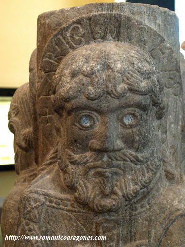 COLUMNA ESTATUA DE SAN PELAYO DE ANTEALTARES. SANTIAGO DE COMPOSTELA. DETALLE